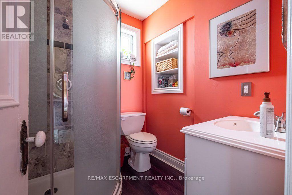 58 Wellington Street S, Hamilton, ON - Indoor Photo Showing Bathroom