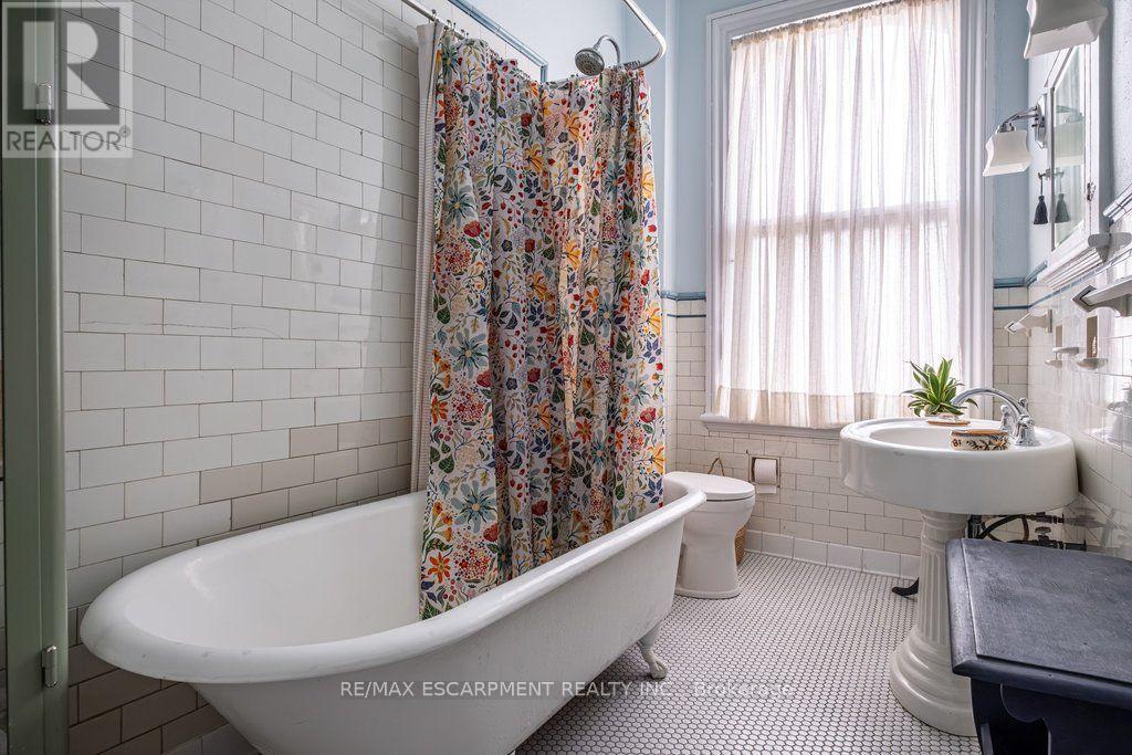 58 Wellington Street S, Hamilton, ON - Indoor Photo Showing Bathroom