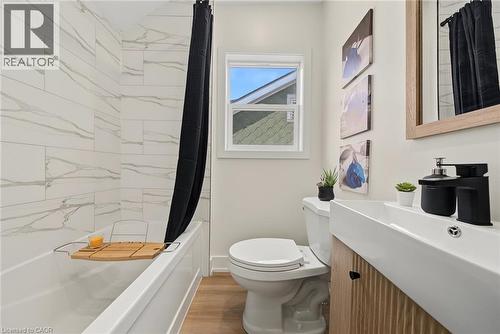 234 Balmoral Avenue S, Hamilton, ON - Indoor Photo Showing Bathroom