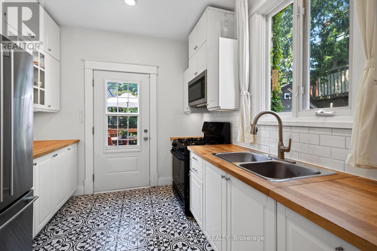 72 Springfield Road, Ottawa, ON - Indoor Photo Showing Kitchen With Double Sink