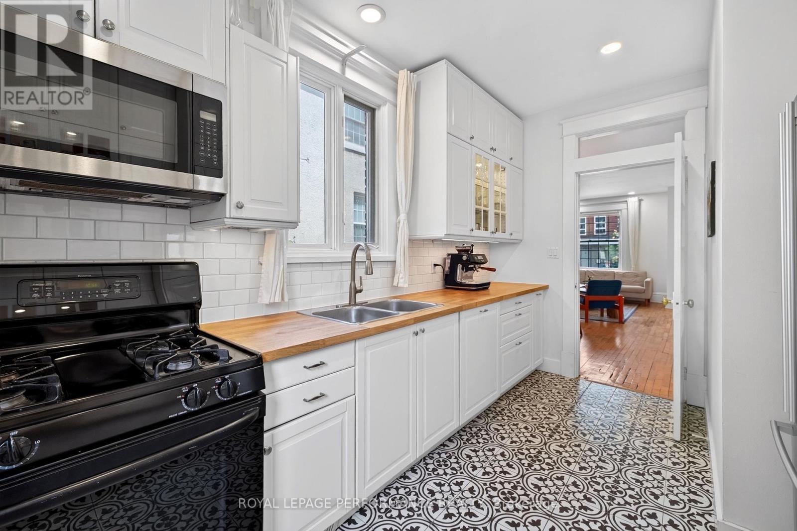 72 Springfield Road, Ottawa, ON - Indoor Photo Showing Kitchen With Double Sink