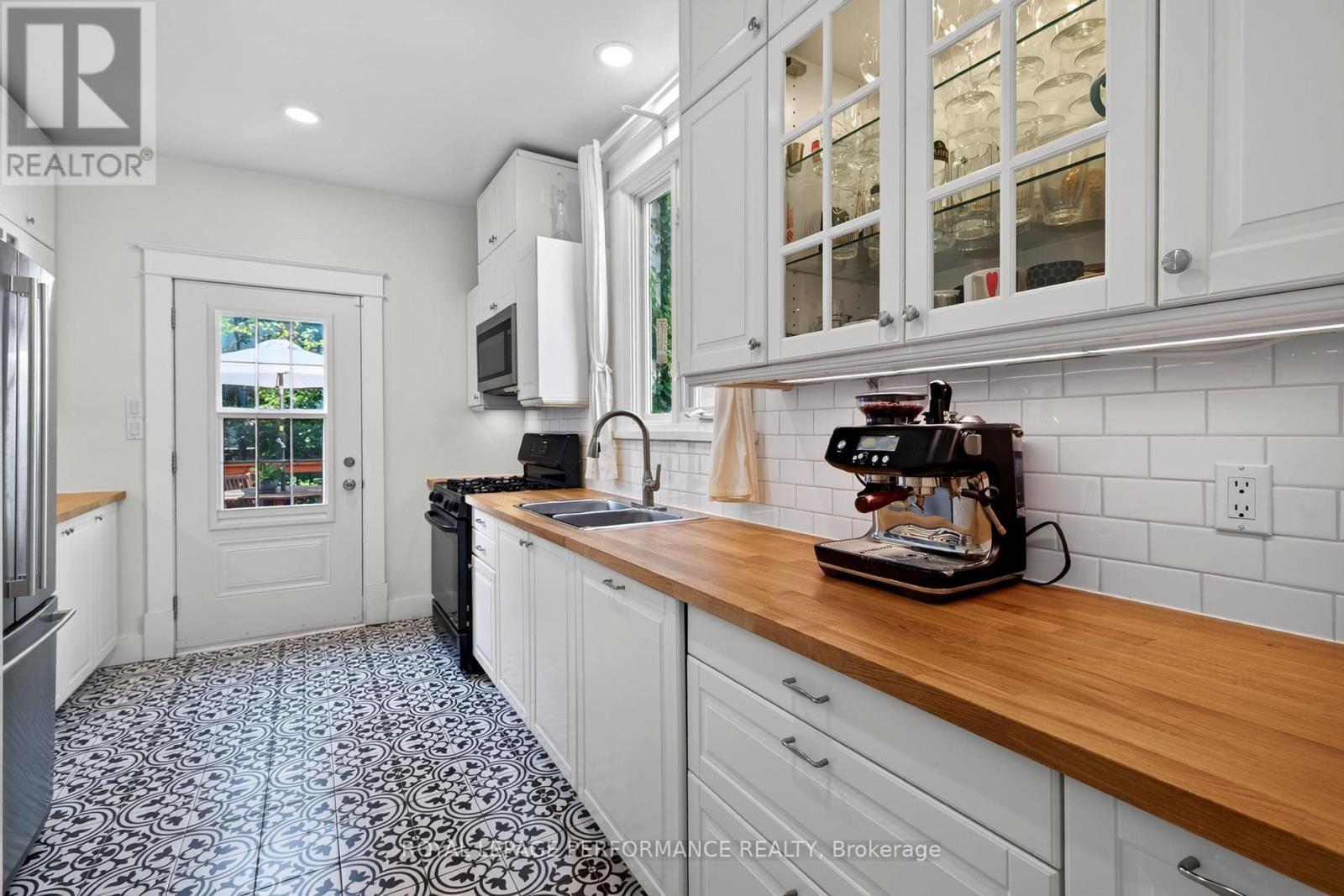 72 Springfield Road, Ottawa, ON - Indoor Photo Showing Kitchen With Double Sink