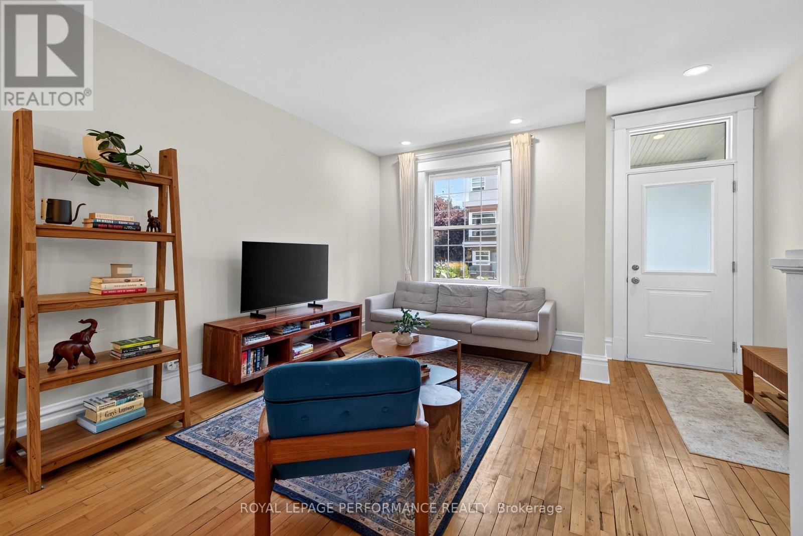 72 Springfield Road, Ottawa, ON - Indoor Photo Showing Living Room