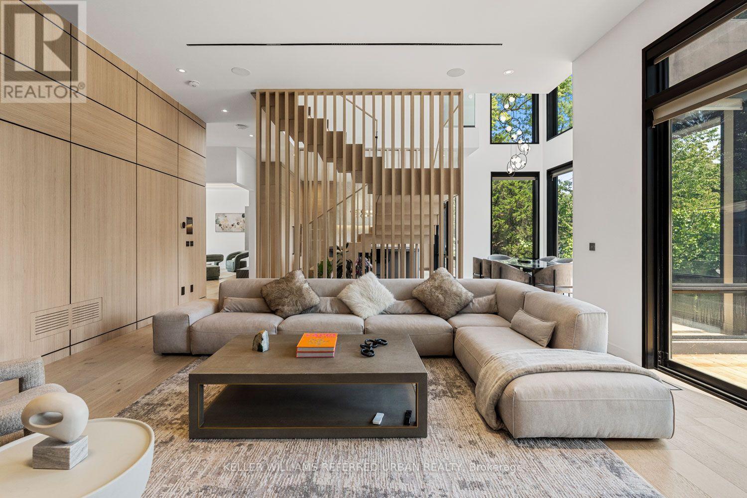 27 Berkinshaw Crescent, Toronto, ON - Indoor Photo Showing Living Room