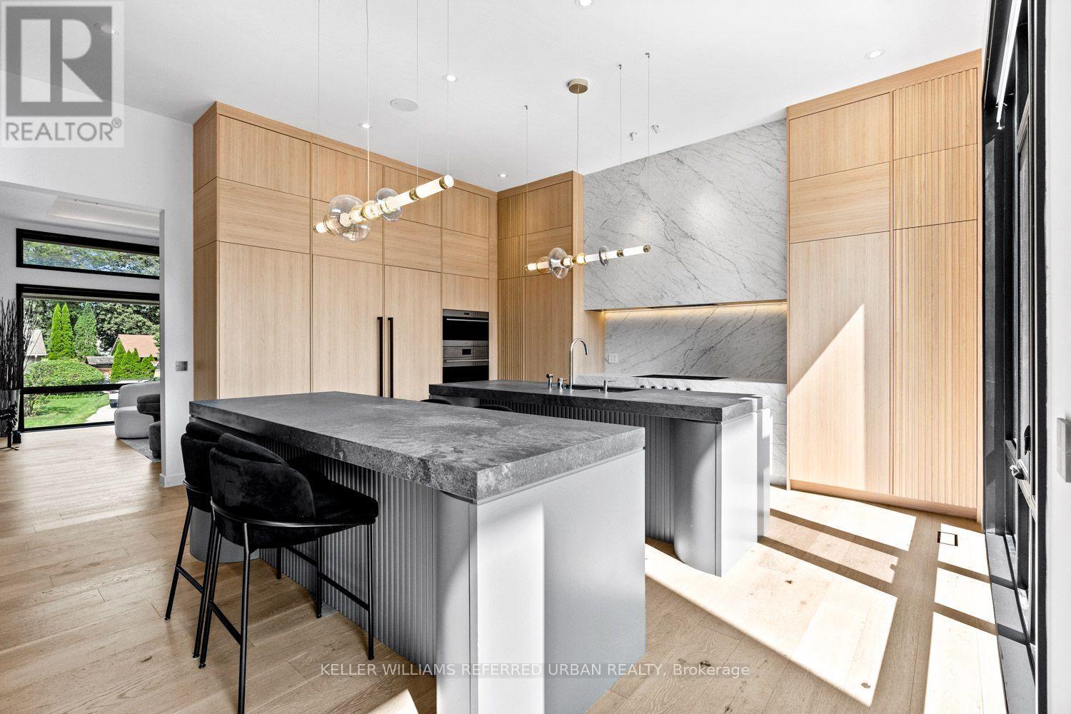 27 Berkinshaw Crescent, Toronto, ON - Indoor Photo Showing Kitchen With Upgraded Kitchen