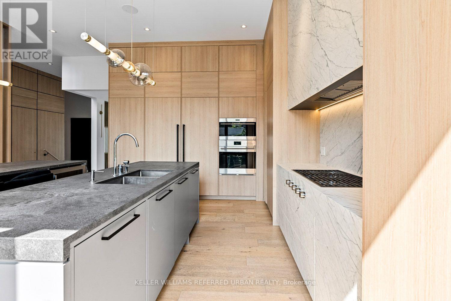 27 Berkinshaw Crescent, Toronto, ON - Indoor Photo Showing Kitchen With Double Sink With Upgraded Kitchen