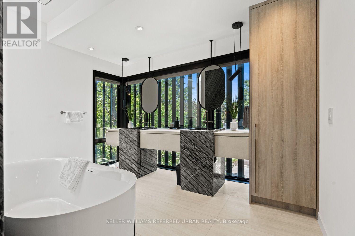 27 Berkinshaw Crescent, Toronto, ON - Indoor Photo Showing Bathroom