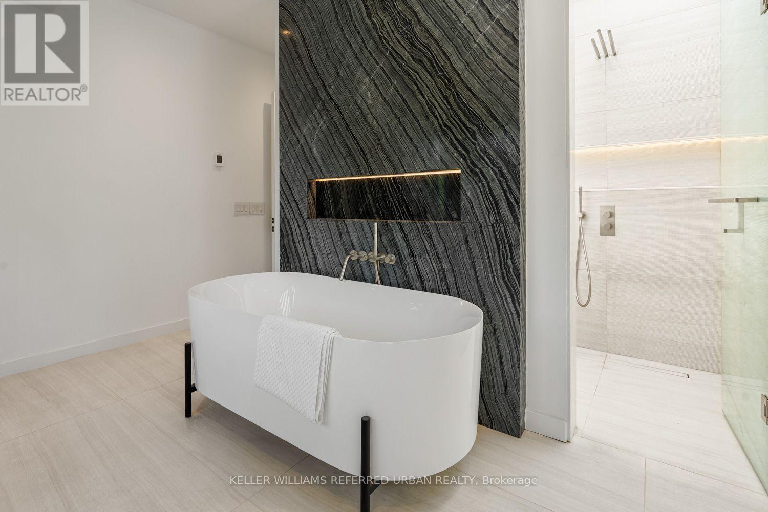 27 Berkinshaw Crescent, Toronto, ON - Indoor Photo Showing Bathroom