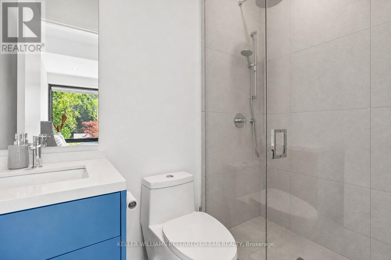 27 Berkinshaw Crescent, Toronto, ON - Indoor Photo Showing Bathroom