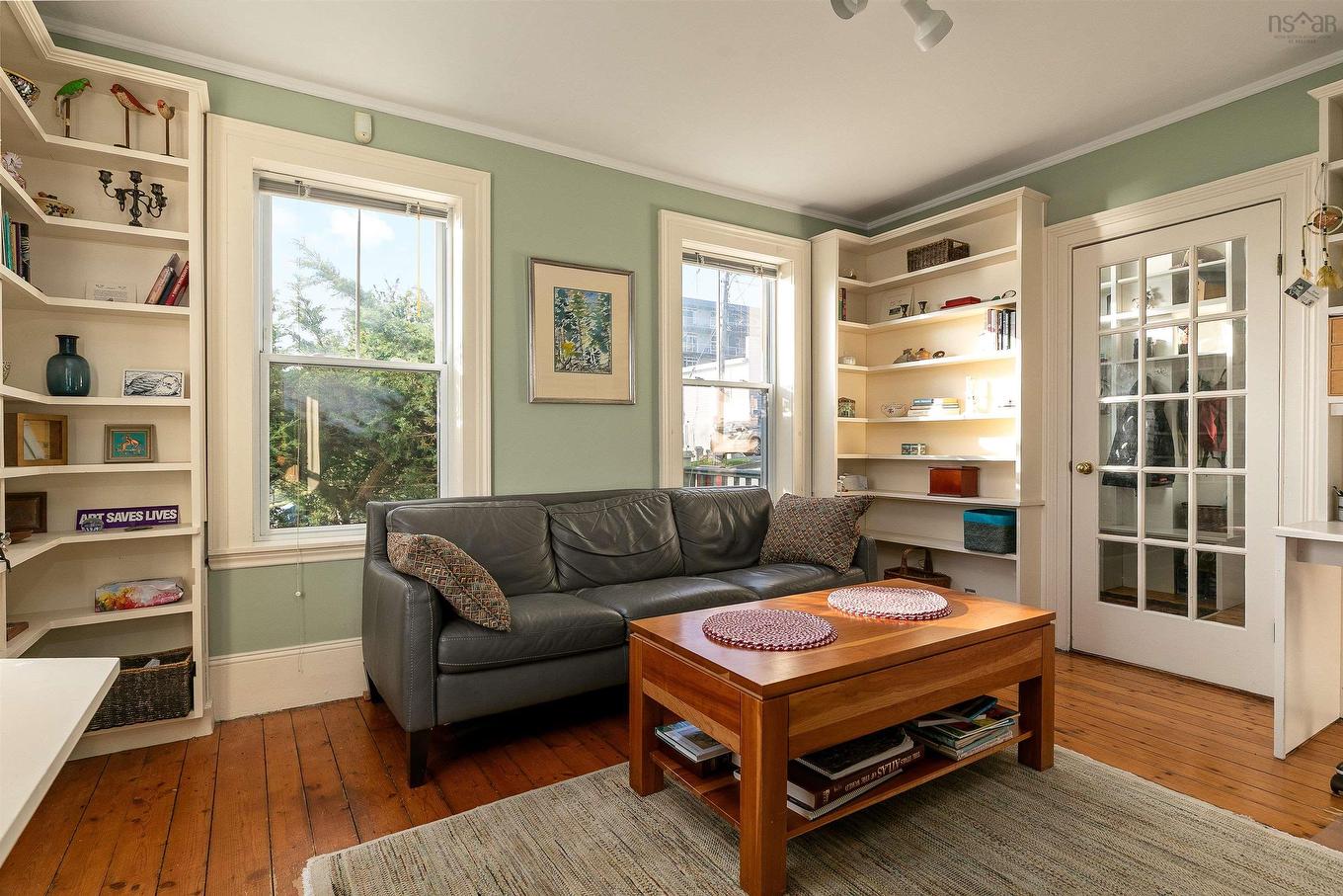 33 Cuisack Street, Dartmouth, NS - Indoor Photo Showing Living Room