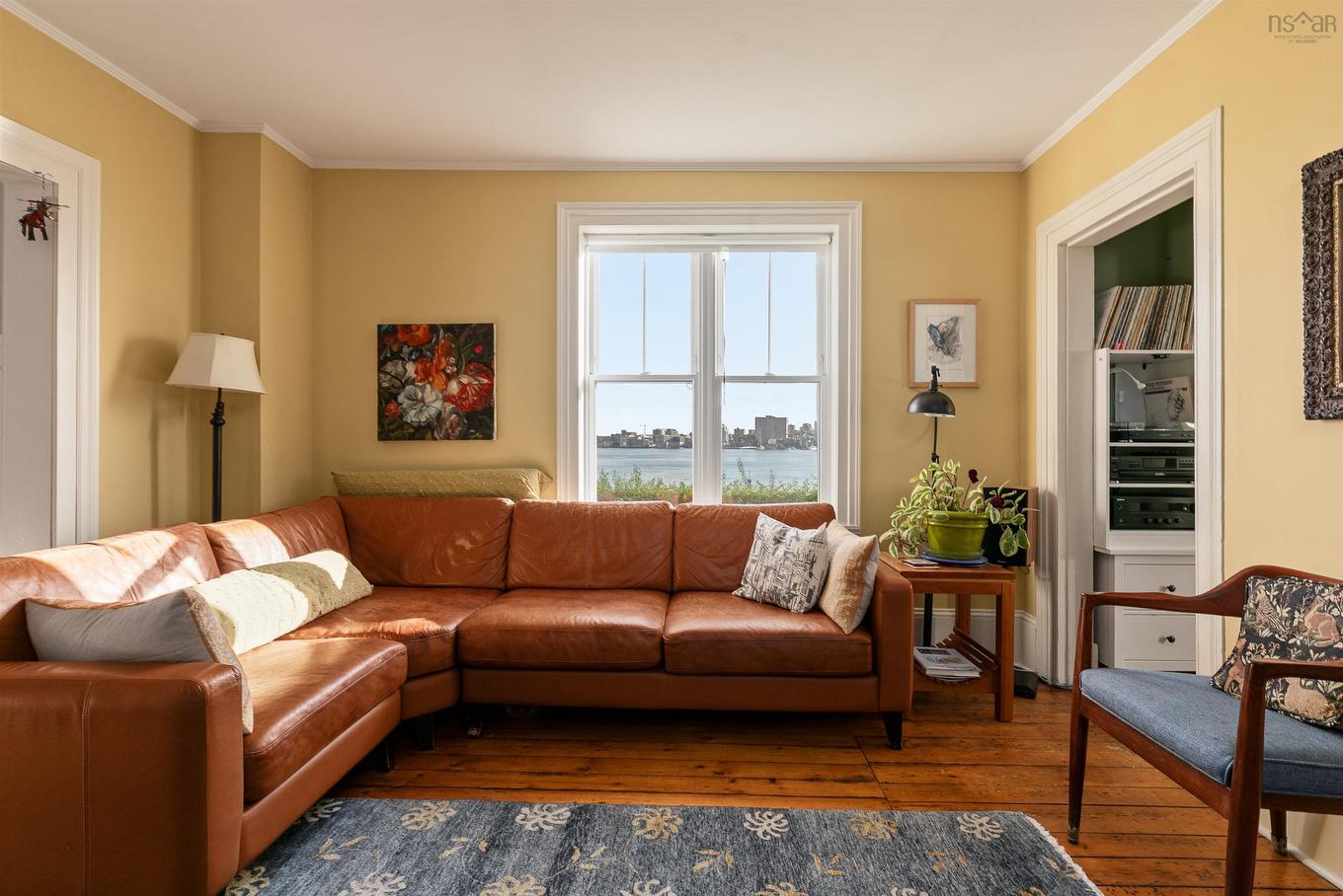33 Cuisack Street, Dartmouth, NS - Indoor Photo Showing Living Room
