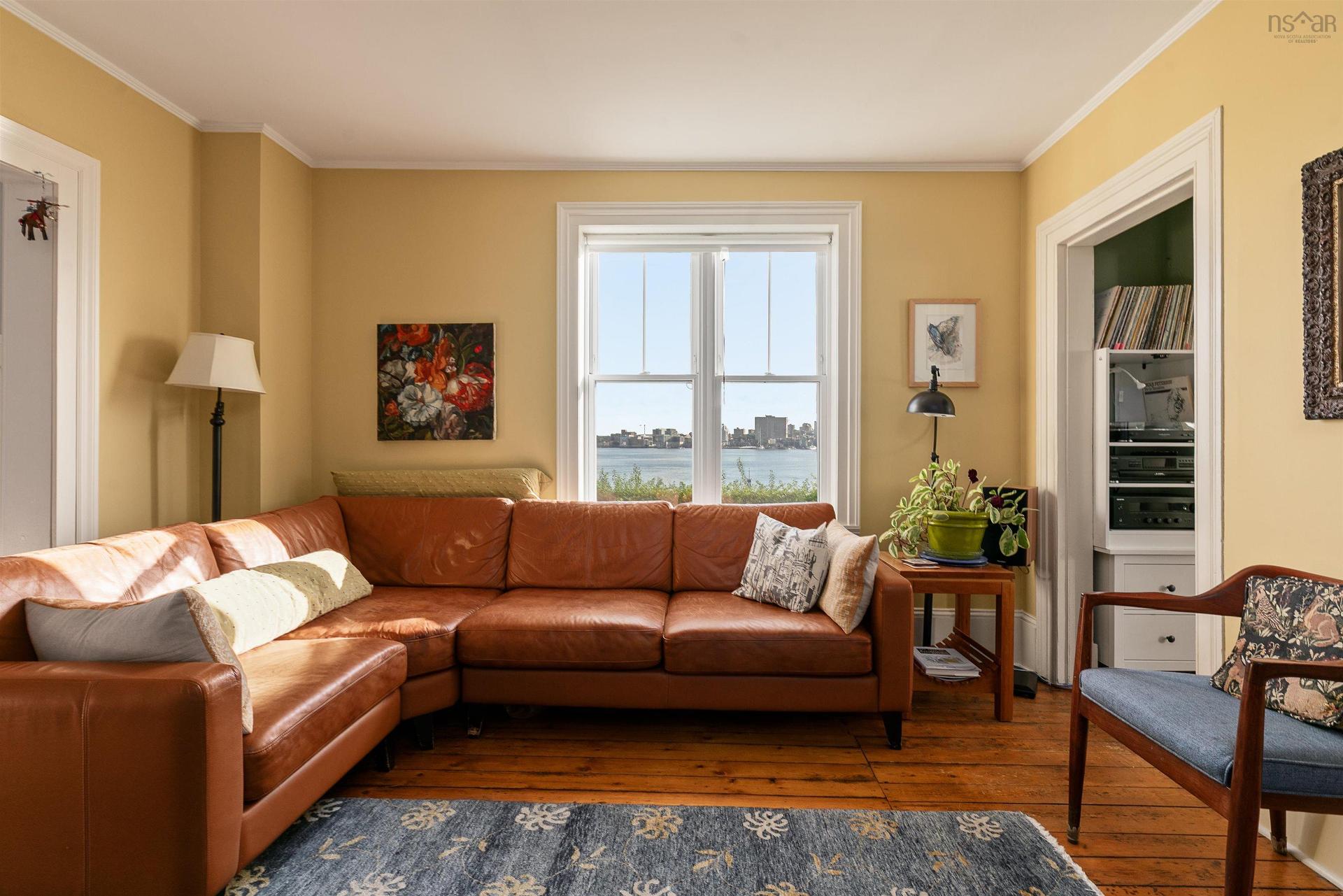 33 Cuisack Street, Dartmouth, NS - Indoor Photo Showing Living Room
