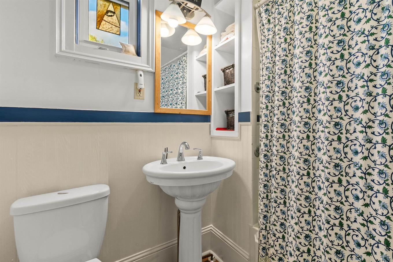 33 Cuisack Street, Dartmouth, NS - Indoor Photo Showing Bathroom