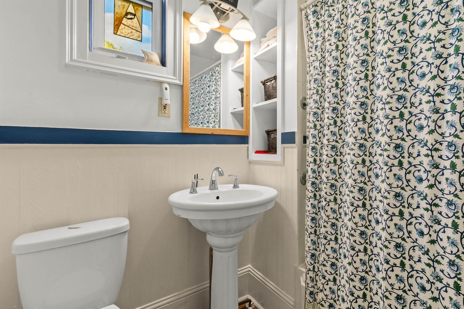 33 Cuisack Street, Dartmouth, NS - Indoor Photo Showing Bathroom