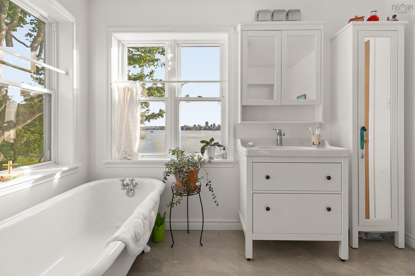 33 Cuisack Street, Dartmouth, NS - Indoor Photo Showing Bathroom