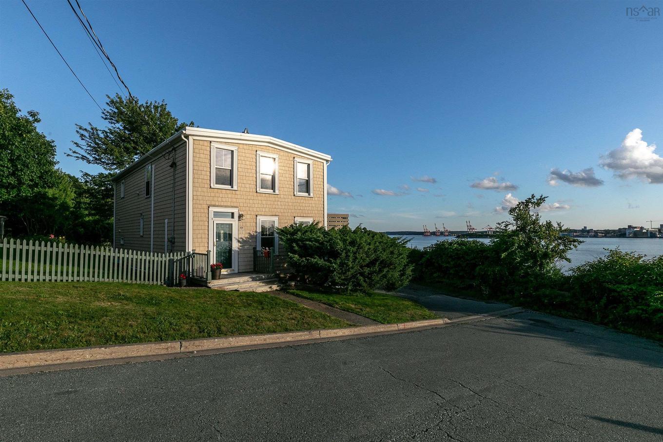 33 Cuisack Street, Dartmouth, NS - Outdoor
