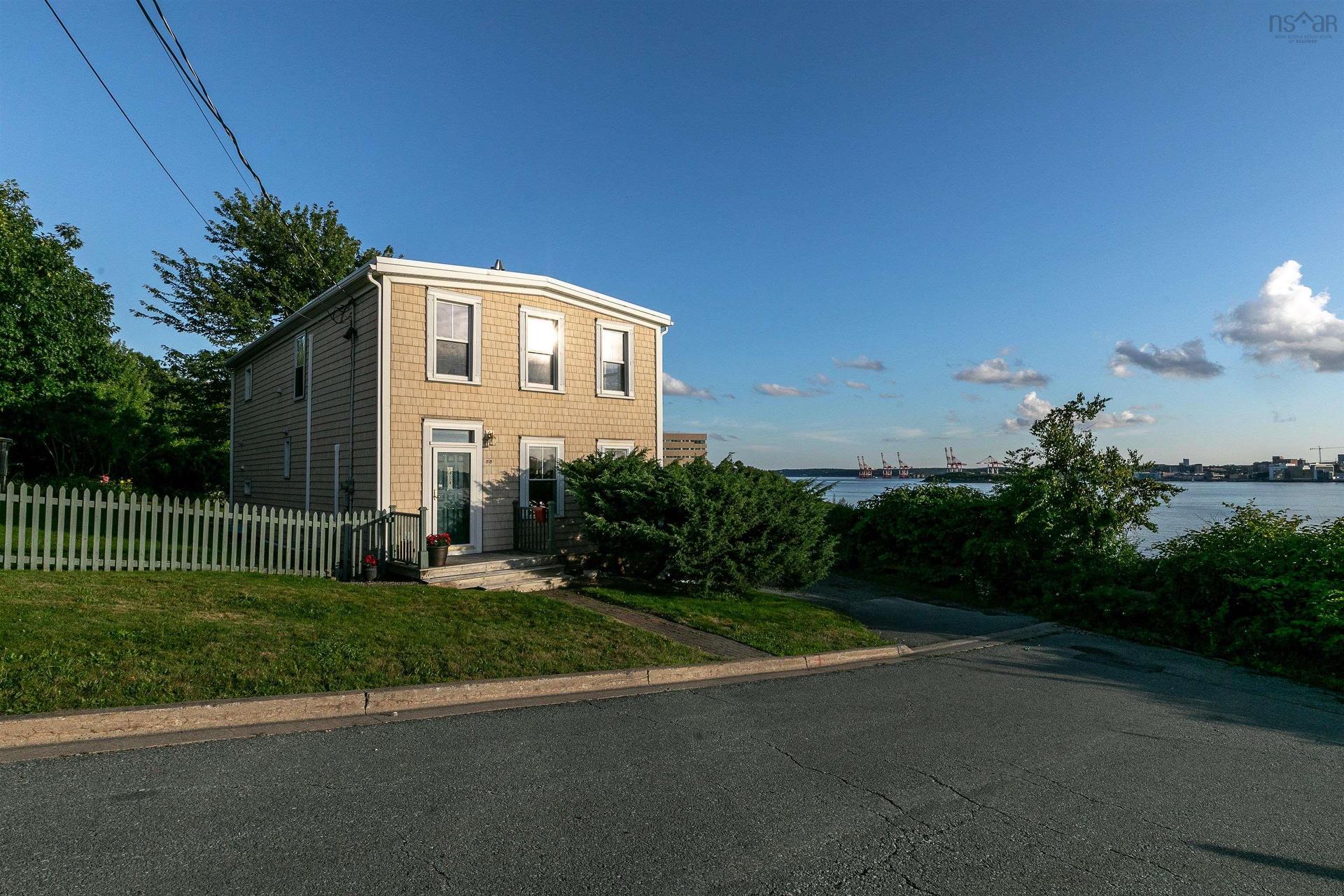 33 Cuisack Street, Dartmouth, NS - Outdoor