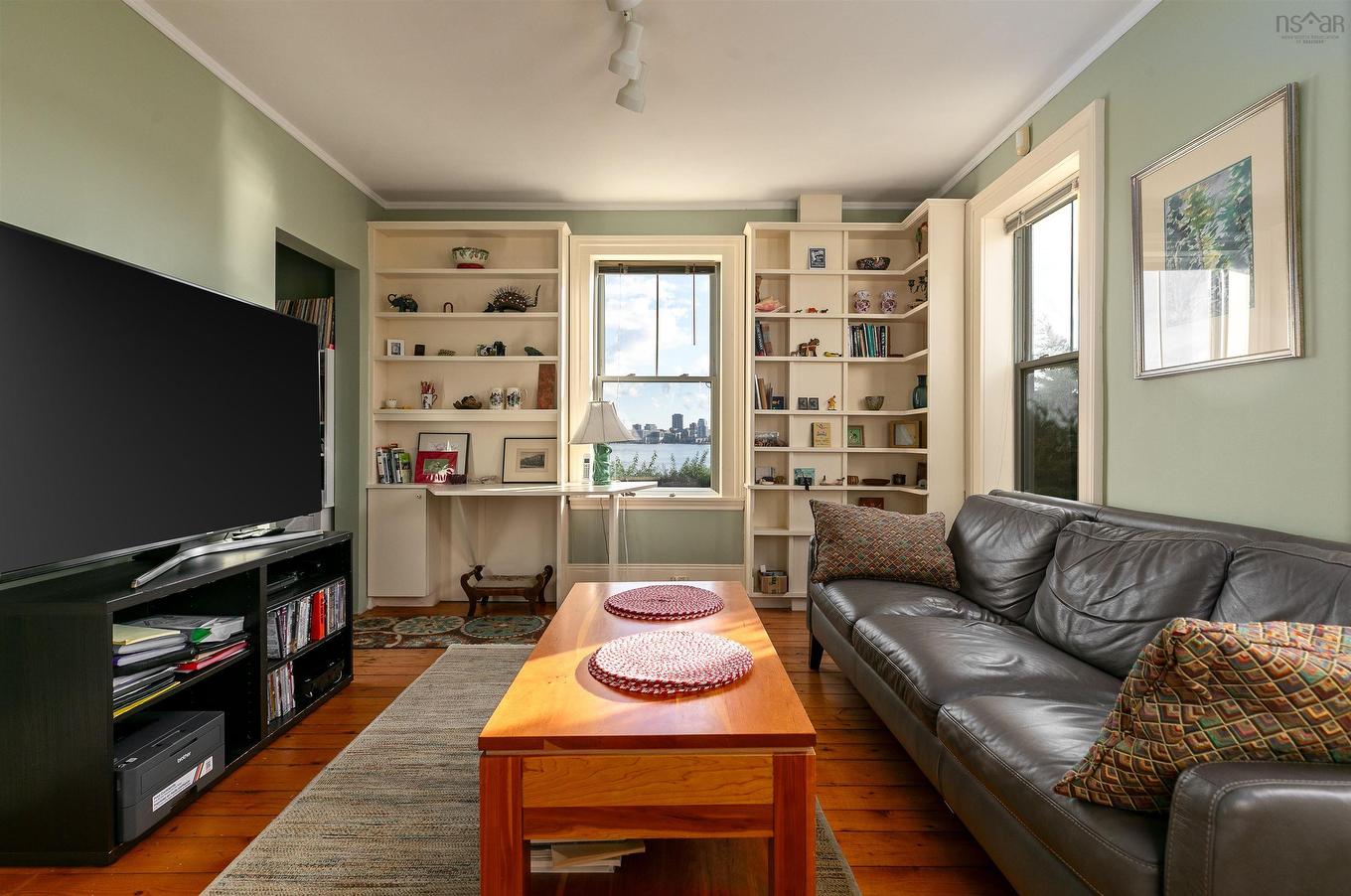 33 Cuisack Street, Dartmouth, NS - Indoor Photo Showing Living Room