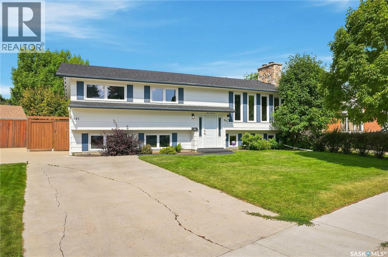 541 Guelph Crescent, Saskatoon, SK - Outdoor With Facade