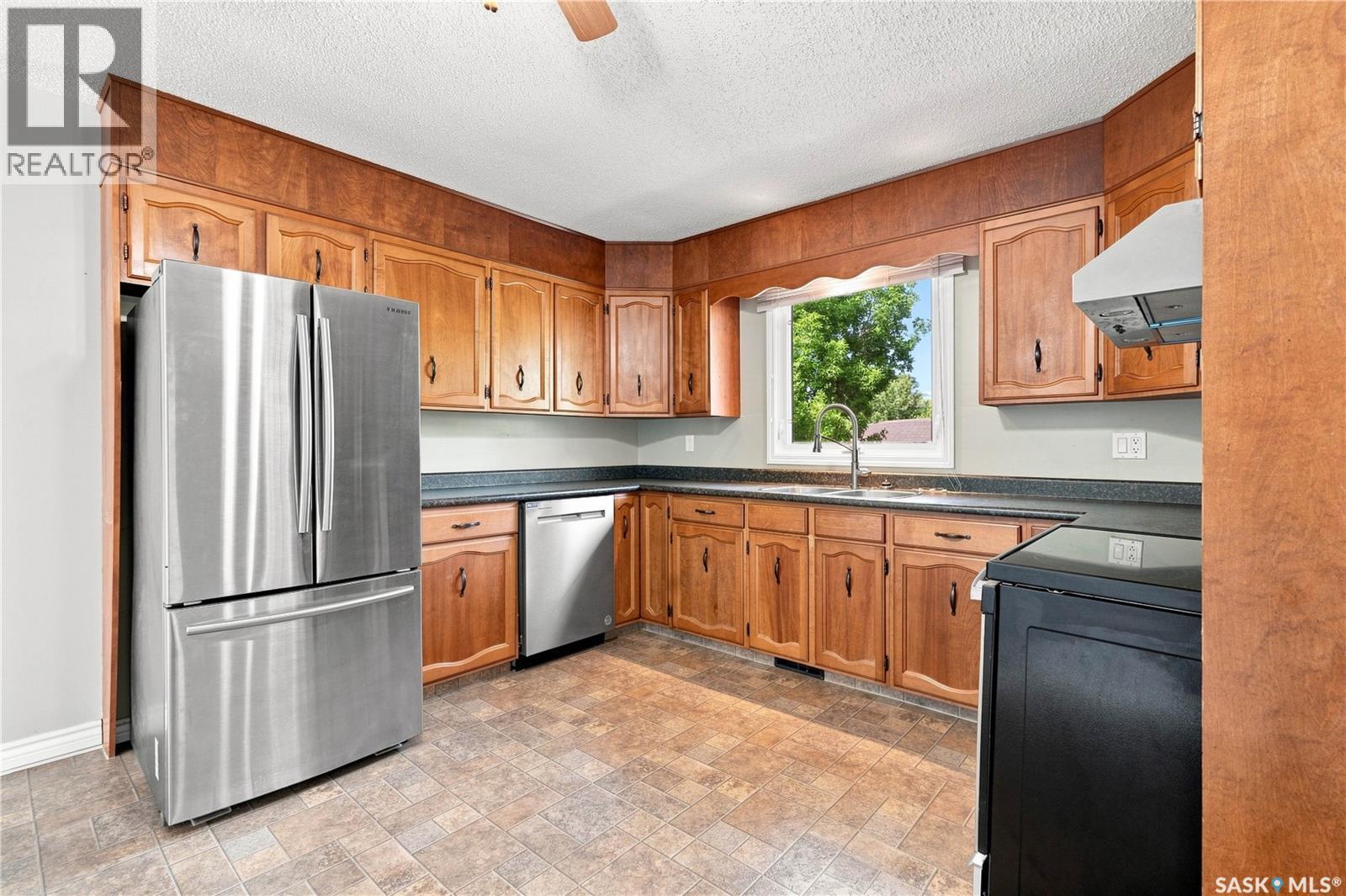 541 Guelph Crescent, Saskatoon, SK - Indoor Photo Showing Kitchen With Double Sink
