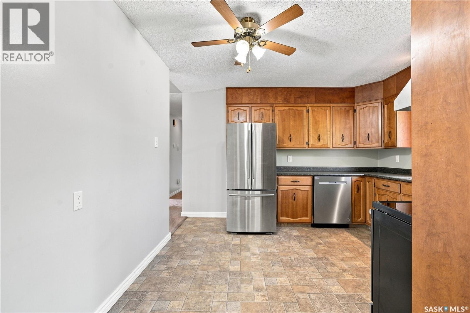 541 Guelph Crescent, Saskatoon, SK - Indoor Photo Showing Kitchen