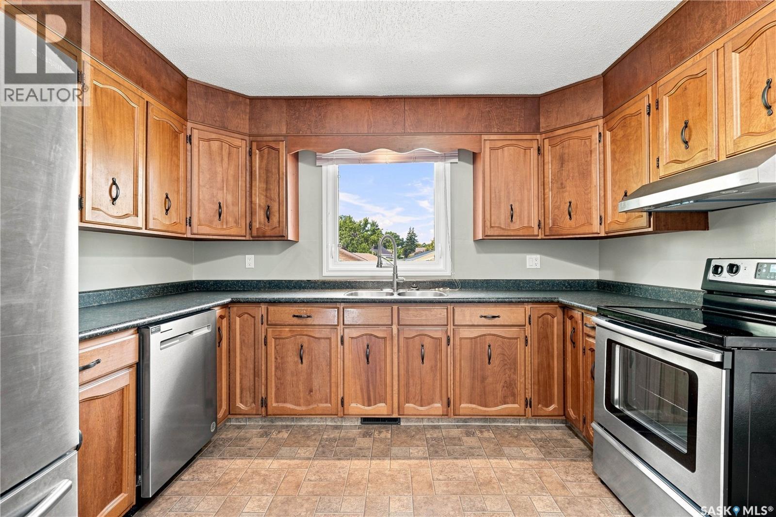 541 Guelph Crescent, Saskatoon, SK - Indoor Photo Showing Kitchen With Double Sink