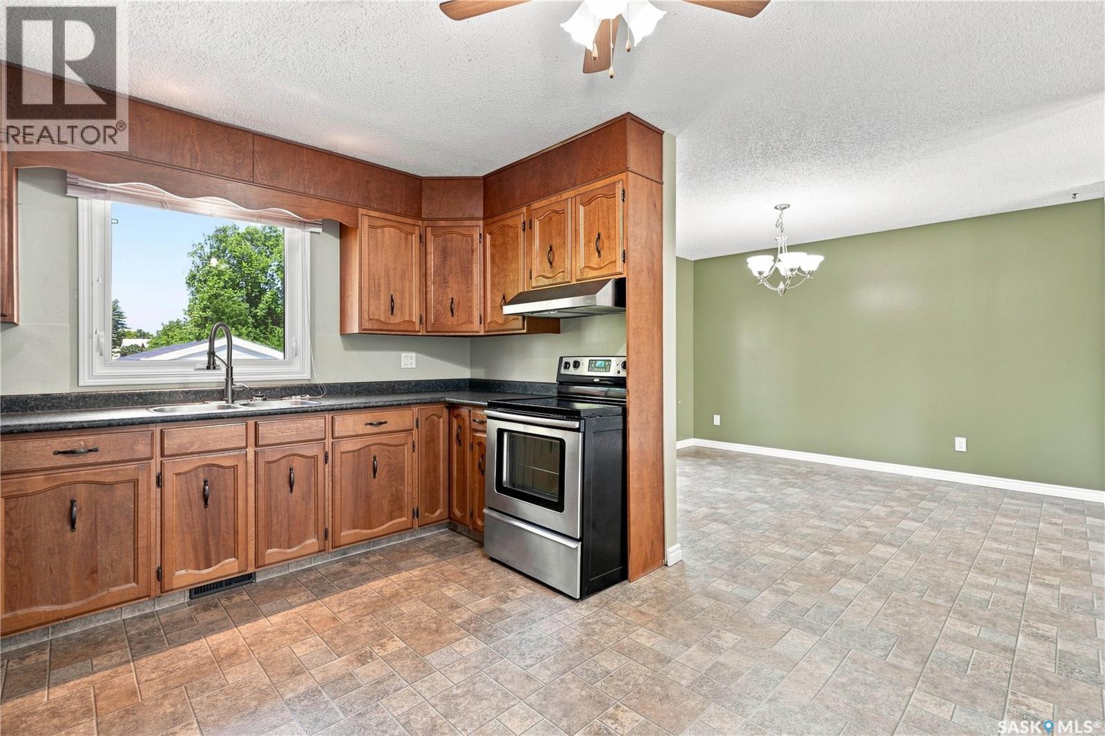 541 Guelph Crescent, Saskatoon, SK - Indoor Photo Showing Kitchen