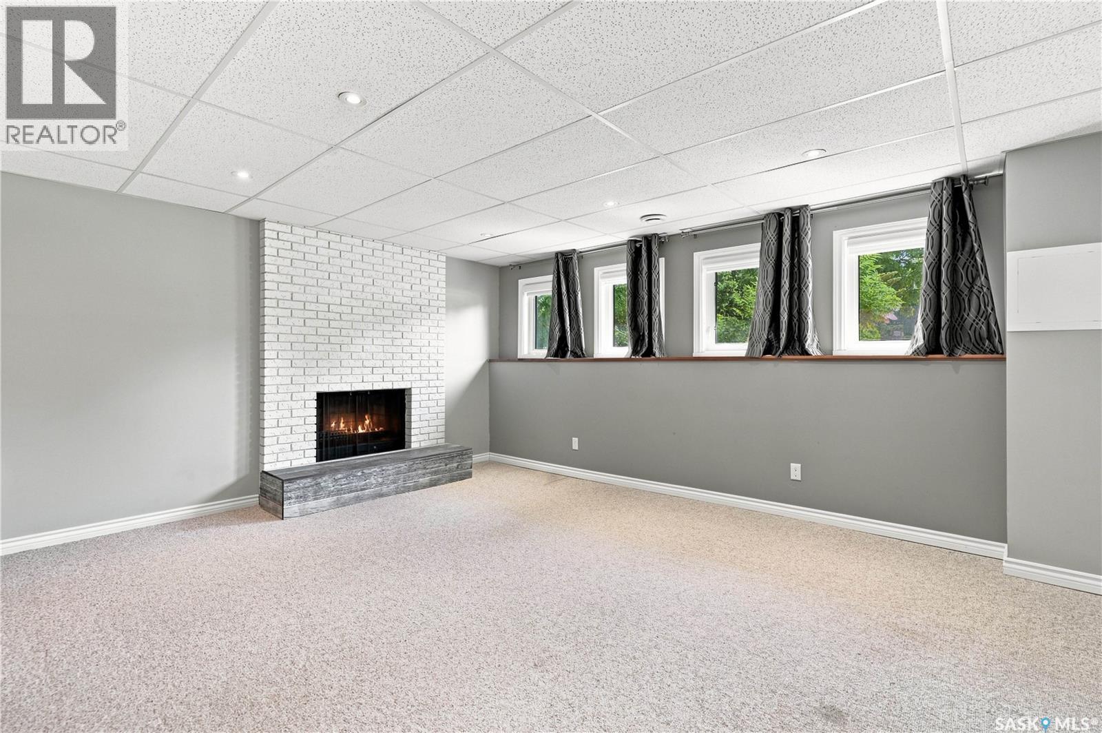 541 Guelph Crescent, Saskatoon, SK - Indoor With Fireplace