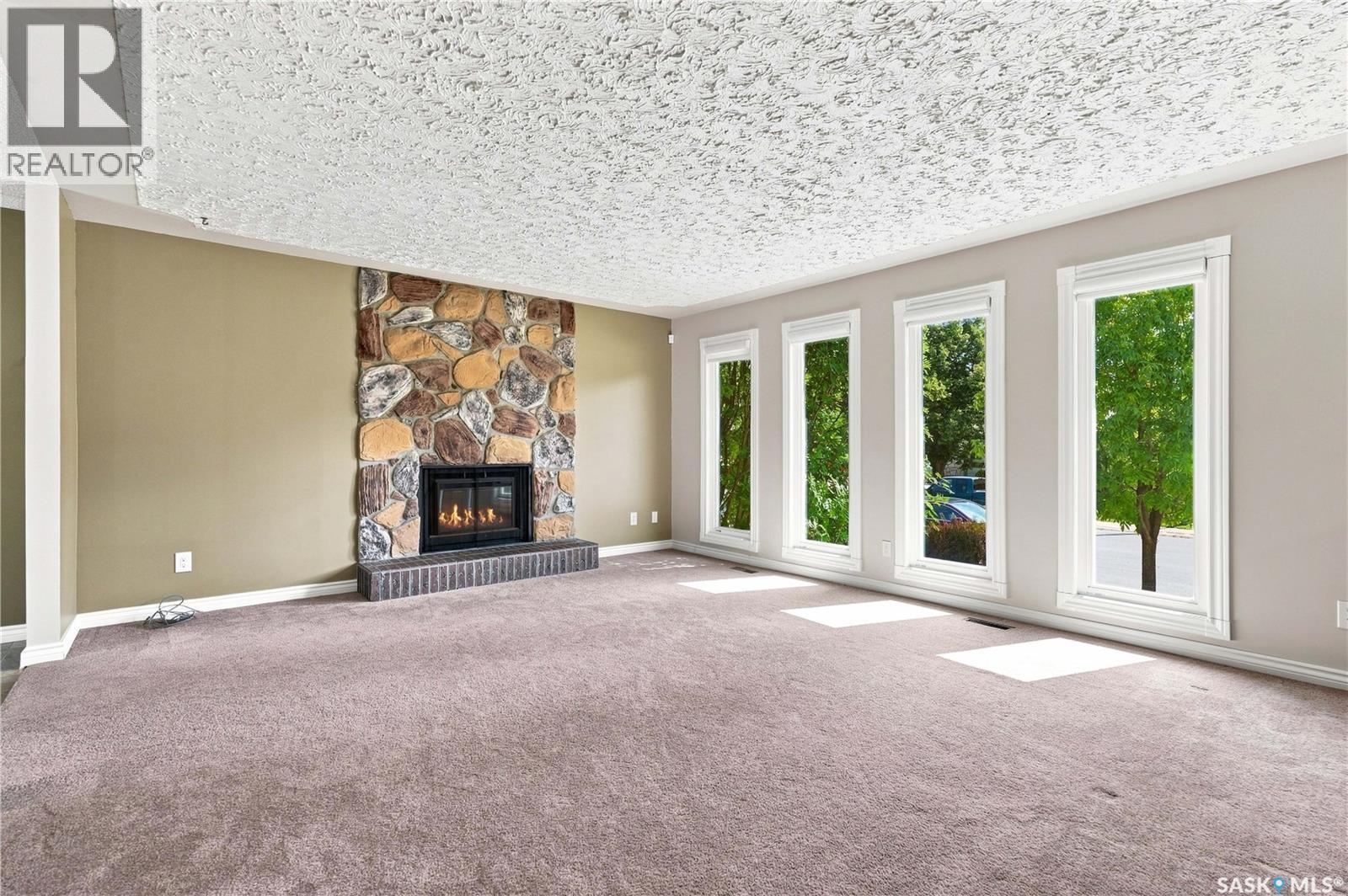 541 Guelph Crescent, Saskatoon, SK - Indoor Photo Showing Living Room With Fireplace