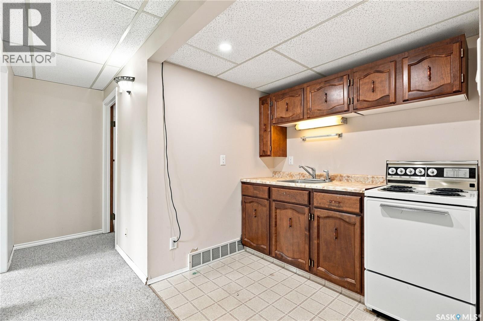 541 Guelph Crescent, Saskatoon, SK - Indoor Photo Showing Kitchen