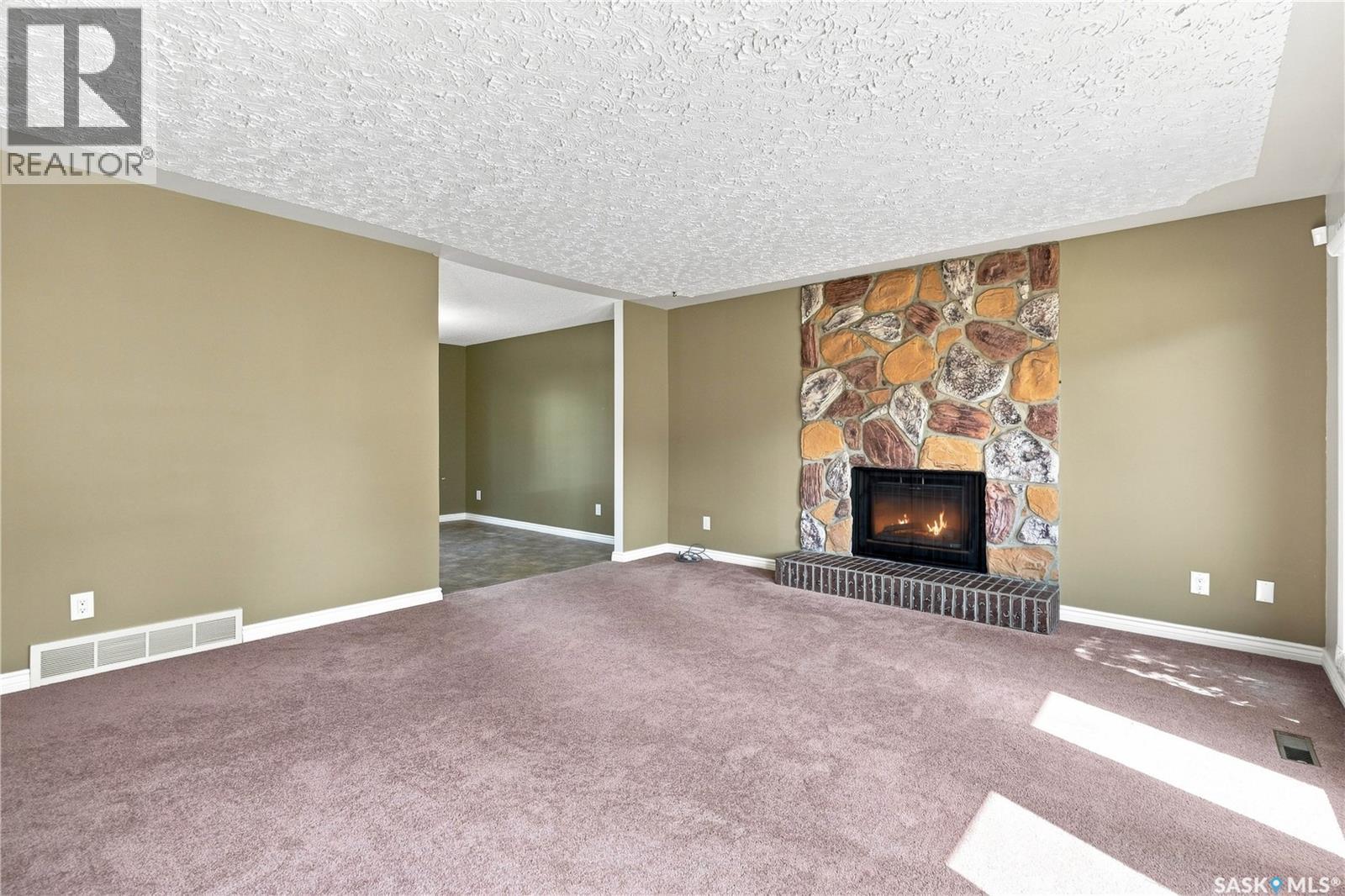 541 Guelph Crescent, Saskatoon, SK - Indoor Photo Showing Living Room With Fireplace