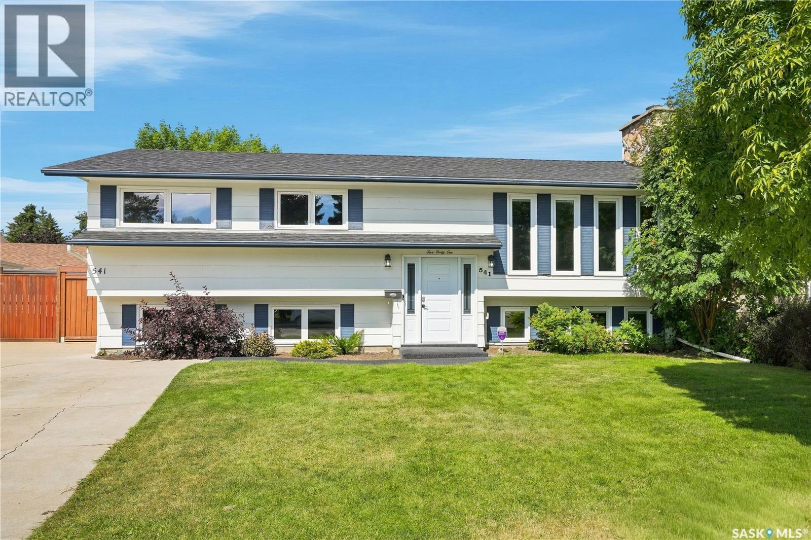 541 Guelph Crescent, Saskatoon, SK - Outdoor With Deck Patio Veranda With Facade