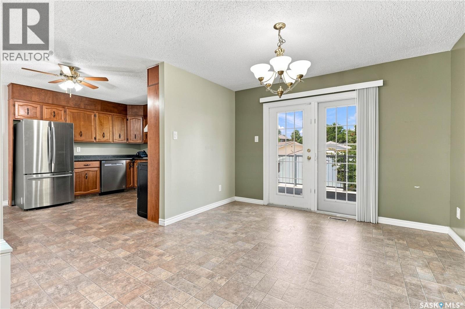541 Guelph Crescent, Saskatoon, SK - Indoor Photo Showing Kitchen