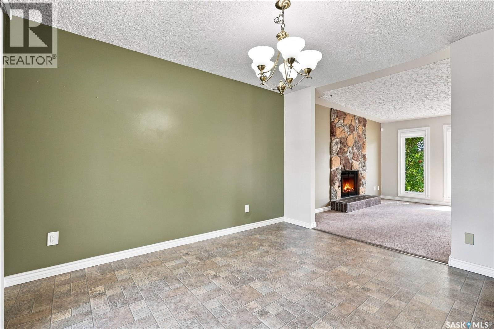 541 Guelph Crescent, Saskatoon, SK - Indoor With Fireplace