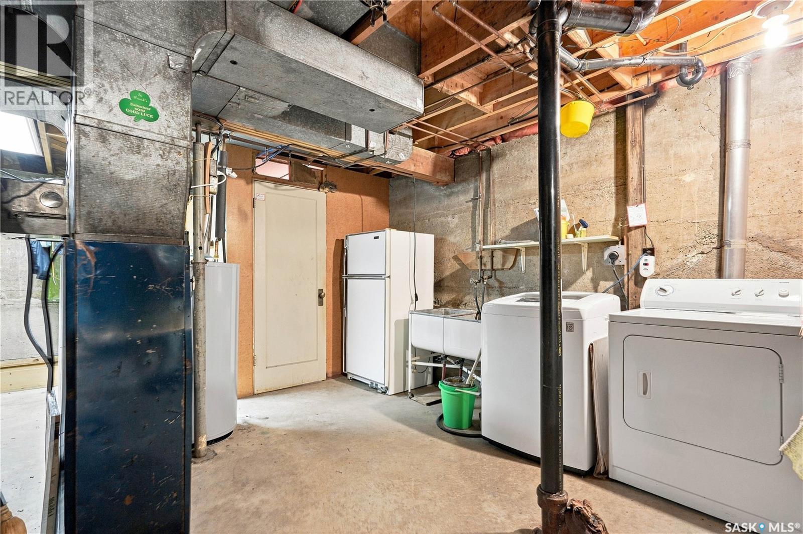 125 111Th Street W, Saskatoon, SK - Indoor Photo Showing Laundry Room