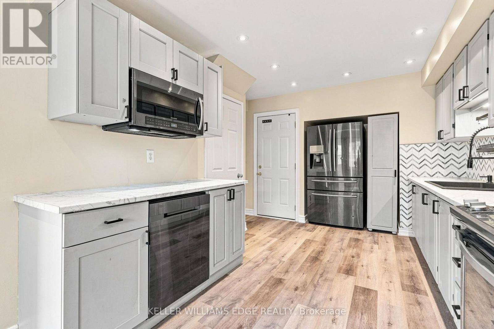 82 St. Andrews Drive, Hamilton, ON - Indoor Photo Showing Kitchen With Upgraded Kitchen