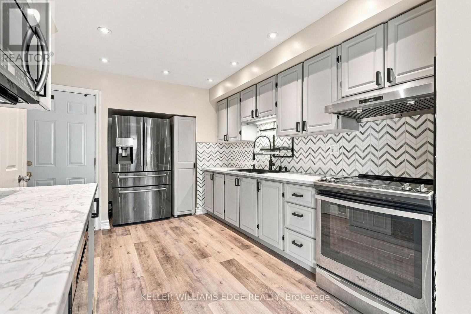 82 St. Andrews Drive, Hamilton, ON - Indoor Photo Showing Kitchen With Upgraded Kitchen
