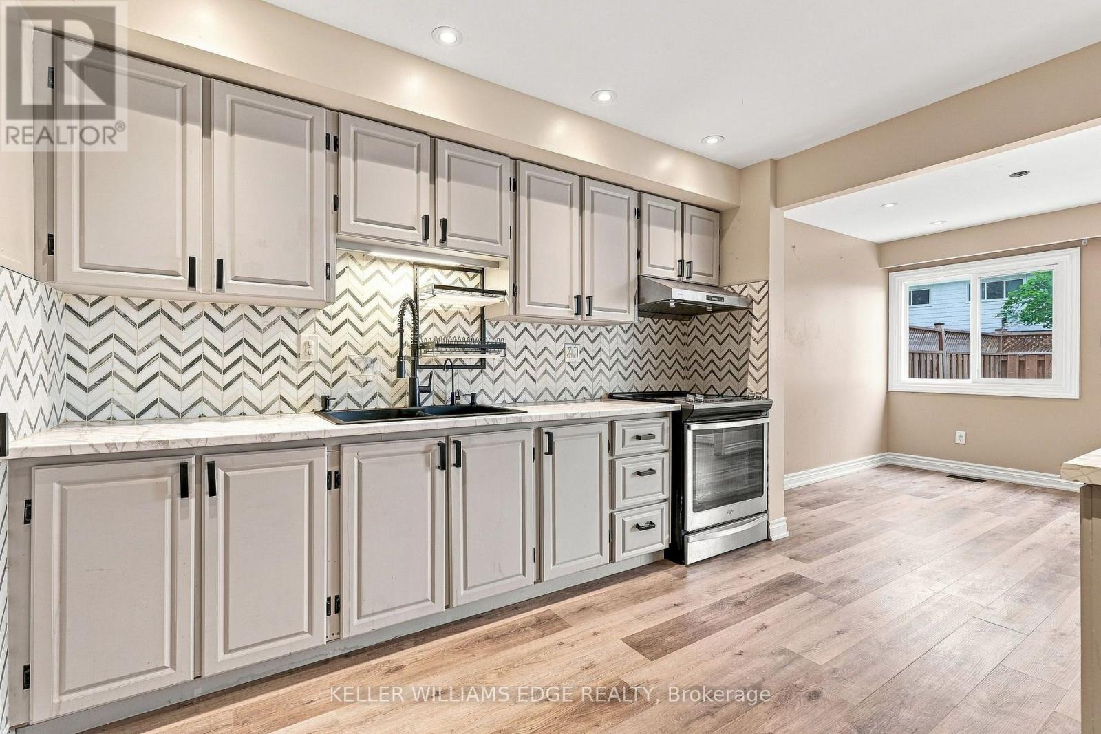 82 St. Andrews Drive, Hamilton, ON - Indoor Photo Showing Kitchen With Upgraded Kitchen