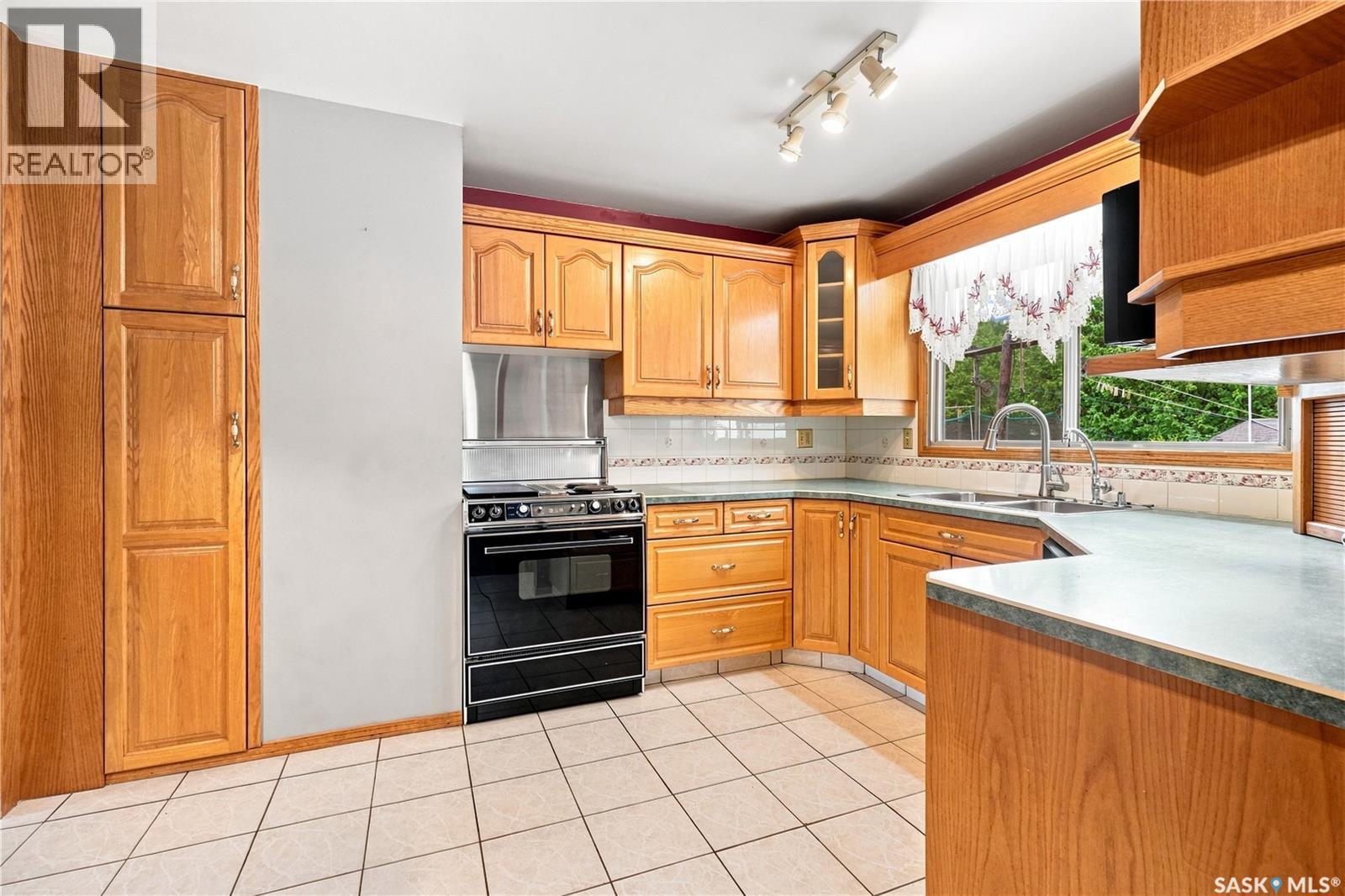 219 Cambridge Avenue, Regina, SK - Indoor Photo Showing Kitchen With Double Sink