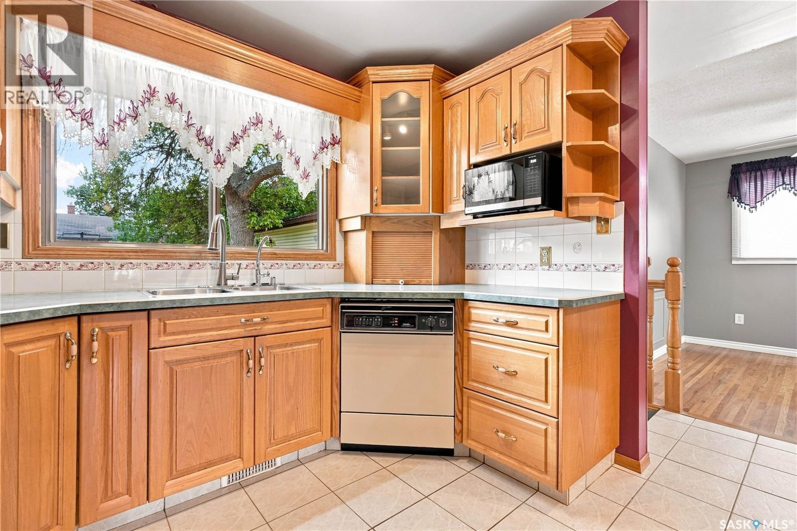 219 Cambridge Avenue, Regina, SK - Indoor Photo Showing Kitchen
