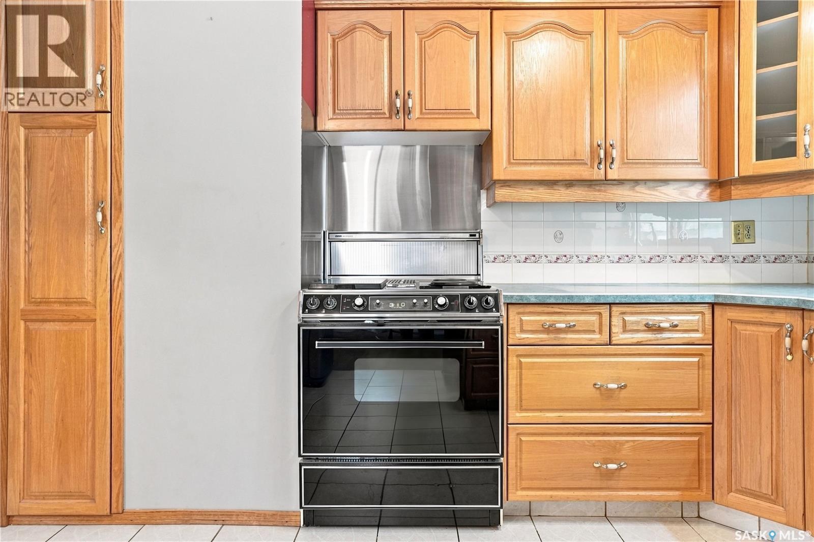 219 Cambridge Avenue, Regina, SK - Indoor Photo Showing Kitchen