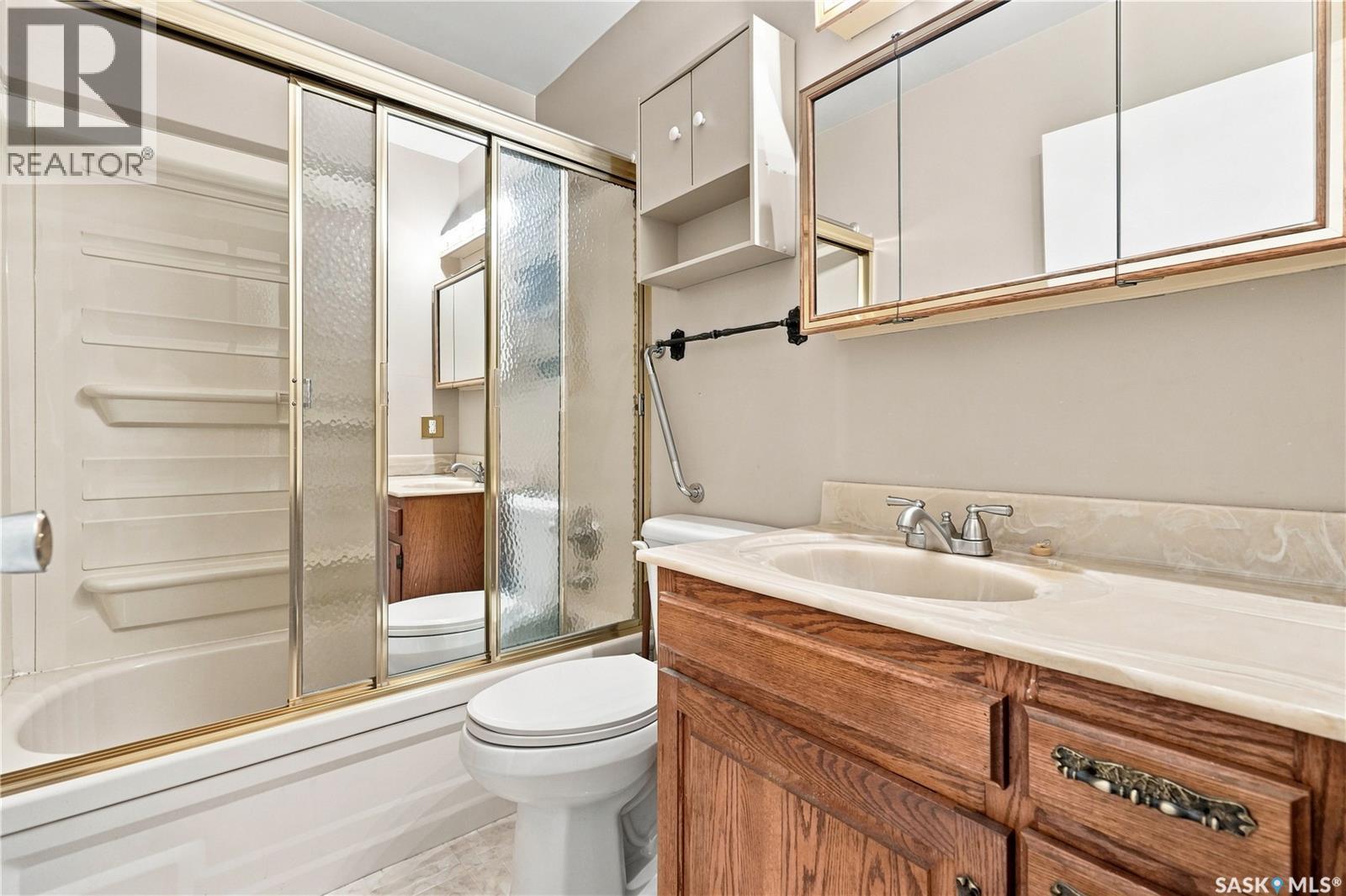 219 Cambridge Avenue, Regina, SK - Indoor Photo Showing Bathroom