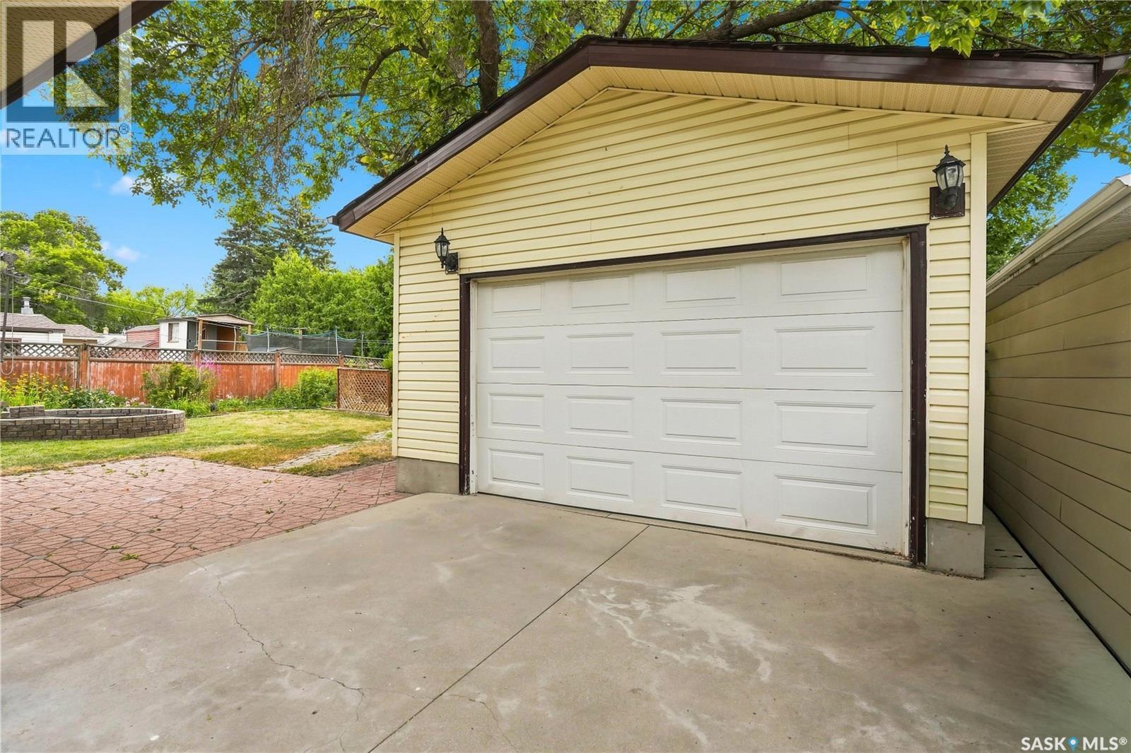 219 Cambridge Avenue, Regina, SK - Outdoor With Exterior
