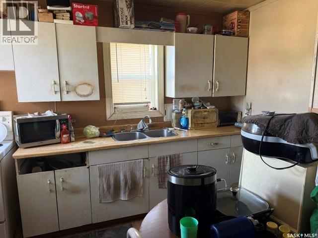 848 17Th Street W, Prince Albert, SK - Indoor Photo Showing Kitchen With Double Sink