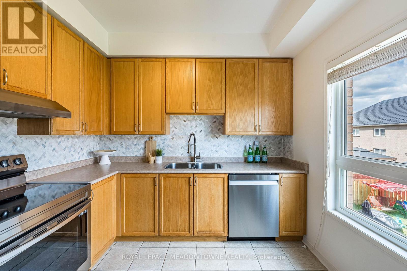 6577 Jazzy Mews, Mississauga, ON - Indoor Photo Showing Kitchen With Double Sink