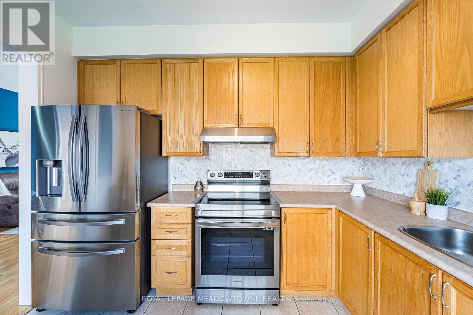 6577 Jazzy Mews, Mississauga, ON - Indoor Photo Showing Kitchen With Stainless Steel Kitchen