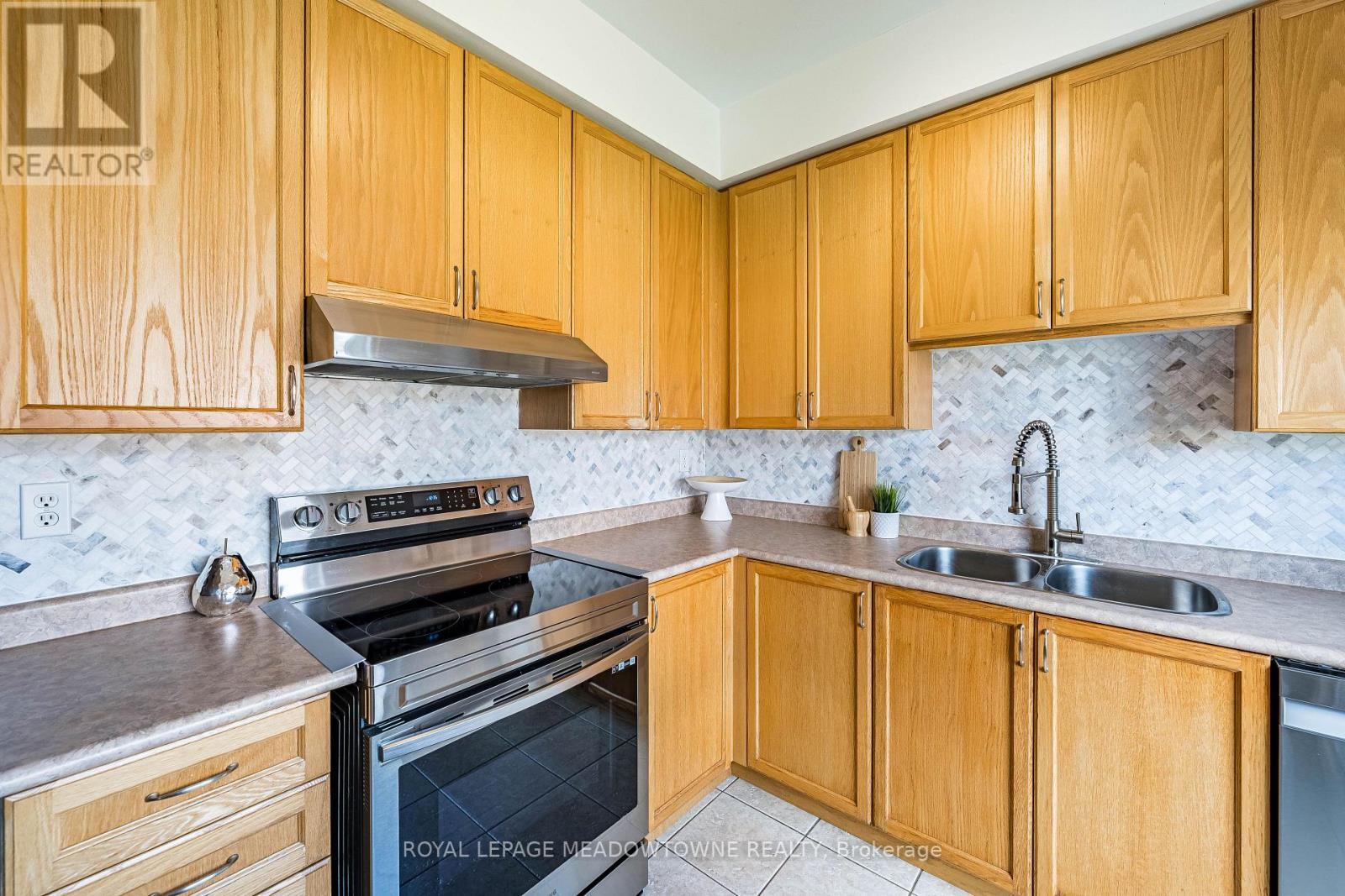 6577 Jazzy Mews, Mississauga, ON - Indoor Photo Showing Kitchen With Double Sink