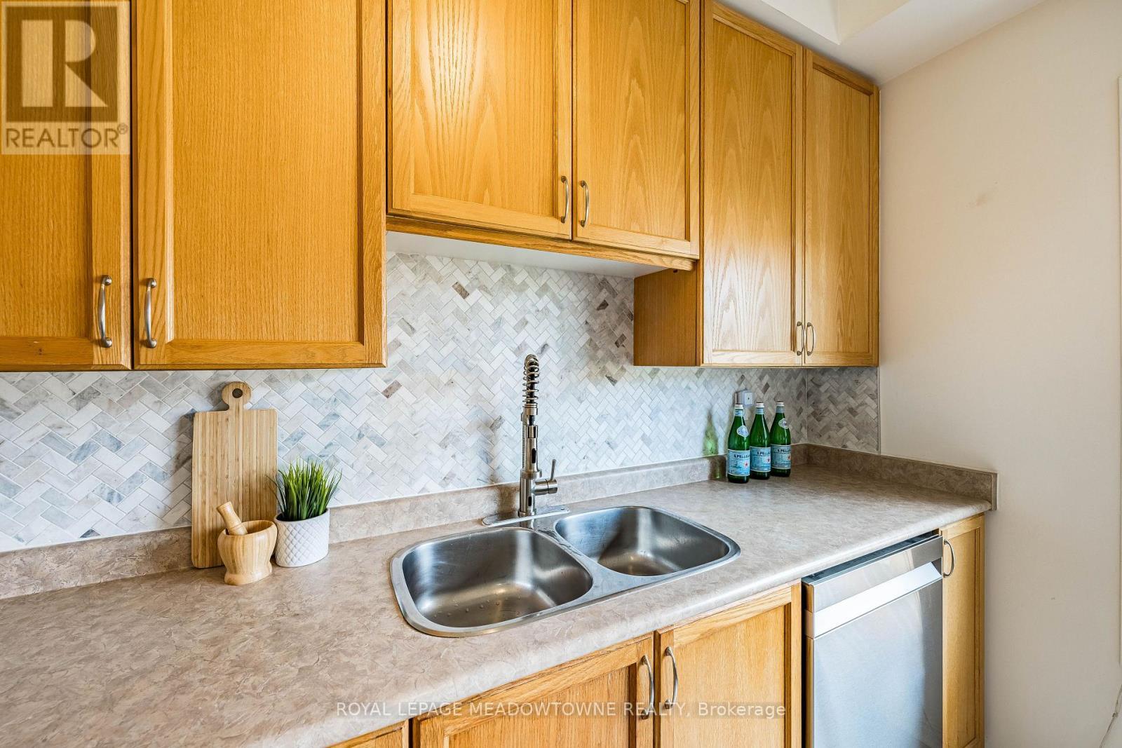 6577 Jazzy Mews, Mississauga, ON - Indoor Photo Showing Kitchen With Double Sink