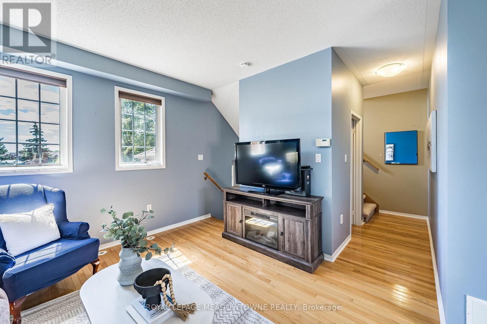 6577 Jazzy Mews, Mississauga, ON - Indoor Photo Showing Living Room