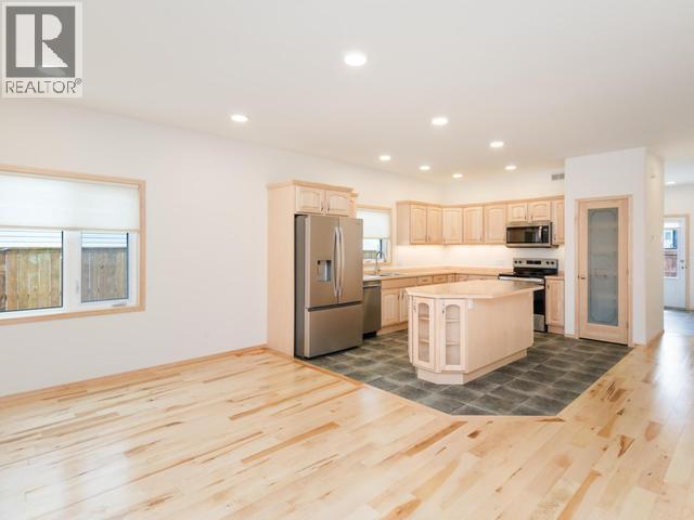 20 Quick Street, Whitehorse, YT - Indoor Photo Showing Kitchen